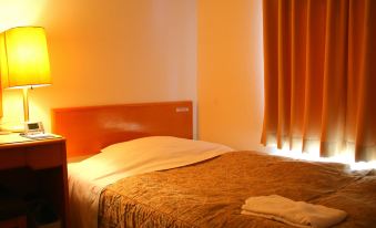 2. Hotel Ma..