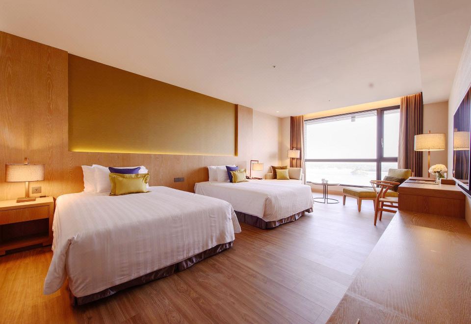 4. 골든 레이크 호..