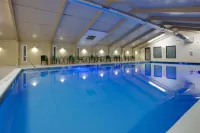 La Quinta Inn & Suites by Wyndham Springfield MA - プール