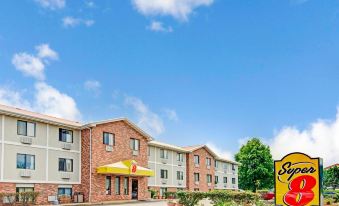 Super 8 by Wyndham Lenexa Overland Park/Mall Area