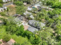 The Grove D with Hot Tub & King Beds - Walk to Main Hôtels à : Fredericksburg