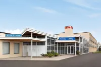 Travelodge by Wyndham Richmond Hill - parcheggio