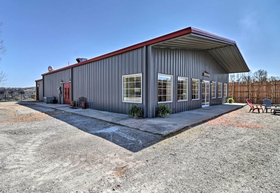Massive Flippin Hangout ~ 1 Mi to White River! - Housity
