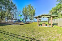 Steps to Ocean and Bay Bradenton Beach Townhome! - con vistas al mar