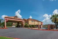 Econo Lodge Inn & Suites