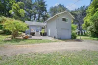 Charming Pet Friendly Coastal Getaway 3 Bedroom Home by Redawning Hotels near Glass Beach