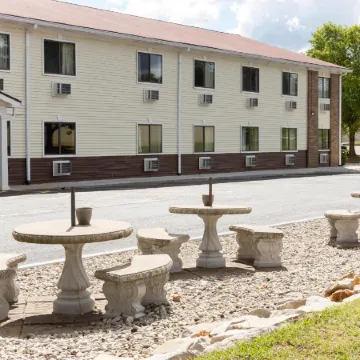 Super 8 by Wyndham Radcliff Ft. Knox Area