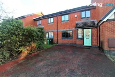 Beautiful 2-Bed House in Bolton with Free Parking