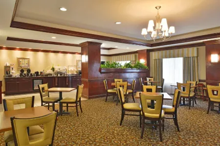 La Quinta Inn & Suites by Wyndham Savannah Airport - Pooler