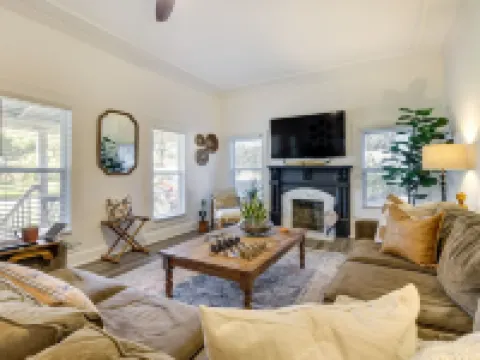 Fire Pit & Yard: Updated Winter Garden Home! Hotels in Winter Garden