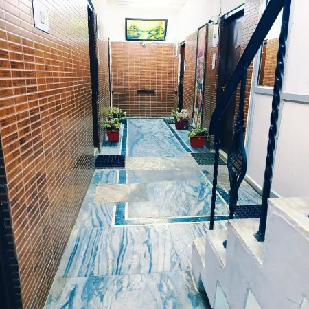 Hotel Holiday Plaza Dalhousie - Near Ghandhi Chowk Mall Road