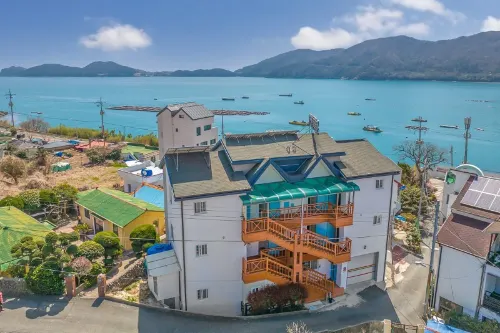 Geoje Island New Happy Pension (Mongdol Beach)