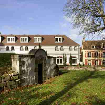 Mercure Maintenon Hotel Exterior