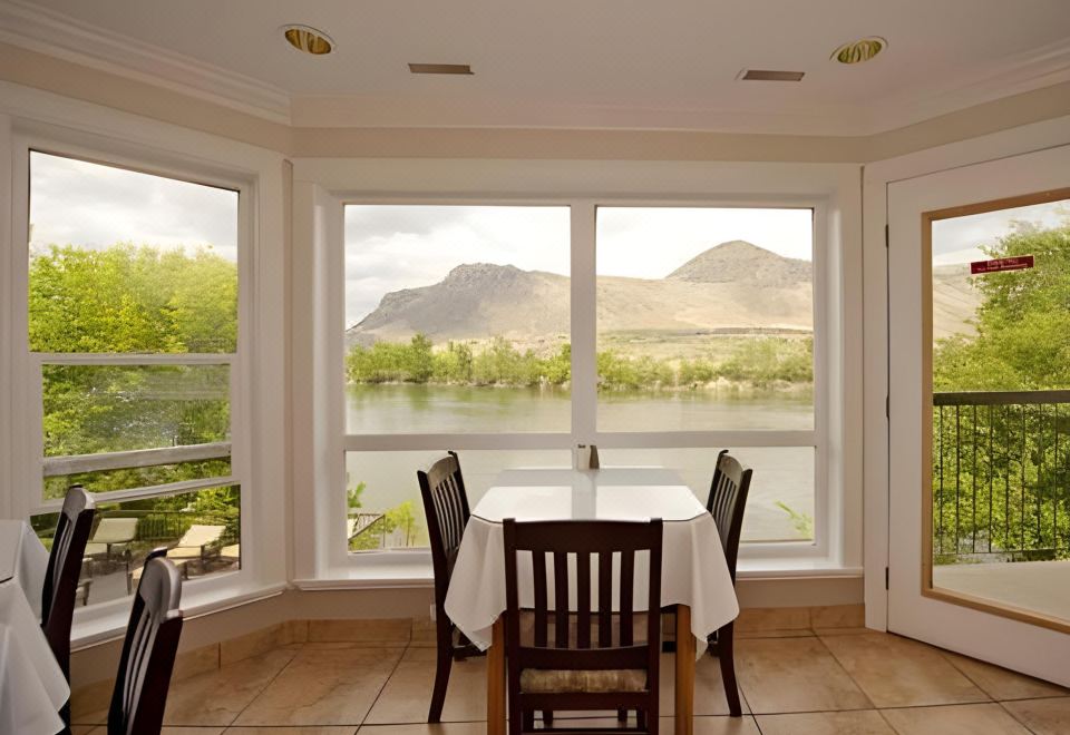 2. 리버랜드 인 &..