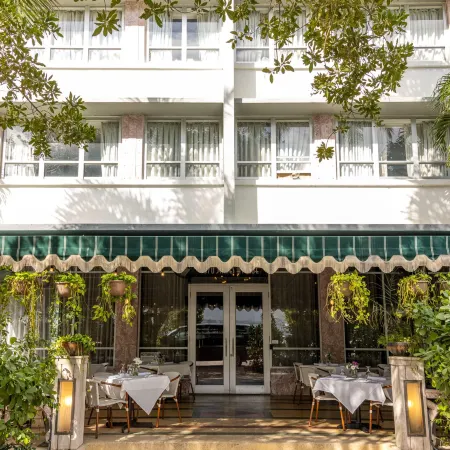 Crest Hotel Suites Отели рядом с достопримечательностью «Памятник жертвам Холокоста»