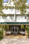 Crest Hotel Suites Hotels near Statue