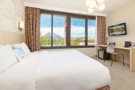 Kyriad Avignon - Palais des Papes Отели рядом с достопримечательностью «Place de lHorloge»