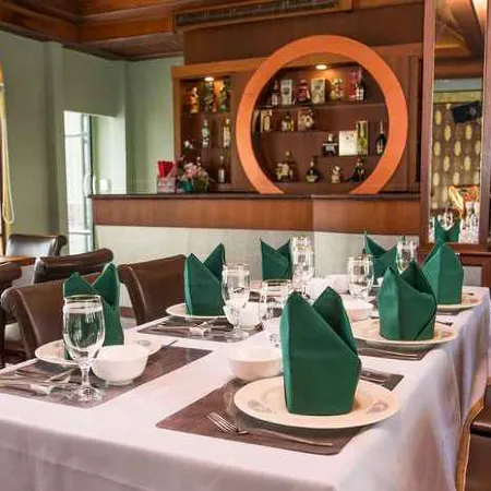 Erawan Phangnga Hotel, Natai Beach Отели рядом с достопримечательностью «Пляж Натай»