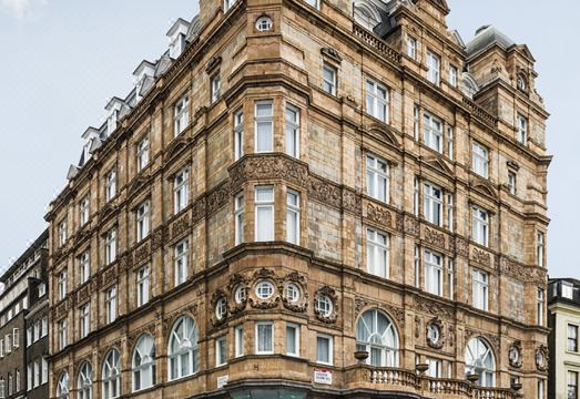 빅토리 하우스 런던 로비