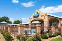 Days Inn by Wyndham Conway Отели рядом с достопримечательностью «Reynolds Performance Hall»