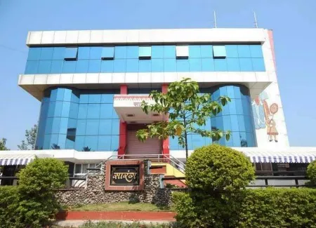 Hotel Sarang Lodging and Boarding Отели в г. Сатара