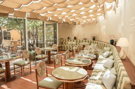 Hôtel la Pérouse Nice Baie des Anges Отели рядом с достопримечательностью «Базилика Нотр-Дам-де-Нис»