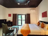 The Yellow Bamboo Resort & Spa فنادق في Gonikoppal