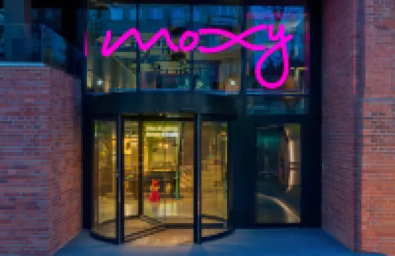 Moxy Warsaw Praga Hoteles cerca de Galería Klima Bochenska