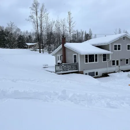 Cozy Ski House in Stowe, 5 min to village, perfect for family/friends getaway