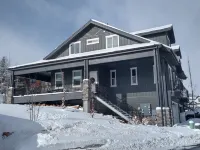 Spacious Townhome Centrally Located, Pet Friendly, Hot Tub & Bonus Basement Room