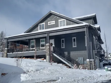 Spacious Townhome Centrally Located, Pet Friendly, Hot Tub & Bonus Basement Room