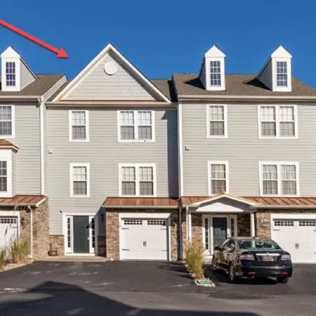 Spectacular well stocked townhouse minutes from Bethany Beach