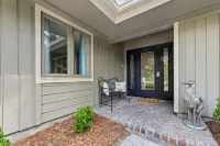 Beautifully Renovated, One Story, Private Pool w/Spa. 15 min. easy walk to Beach