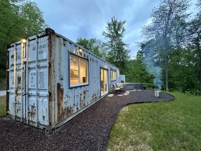 The Den Shipping Container Cabin-HotTub!-High Speed WiFi!-Great View & Location! Kentucky Reptile Zoo附近的飯店