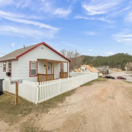 Cute Custer Cottage - Walk to restaurants and shopping Отели в г. Кастер