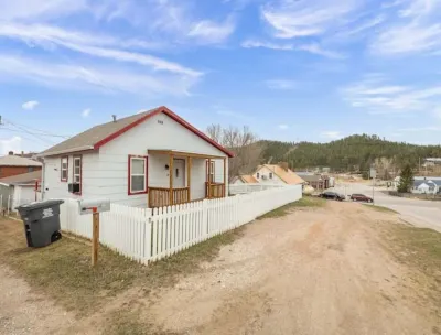 Cute Custer Cottage - Walk to restaurants and shopping Hotels near 1881 Courthouse Museum