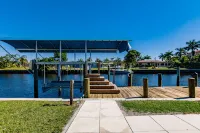 WATERFRONT MODERN 4/2 FLORIDA HOME POOL BOAT DOCK AND LIFT DIRECT GULF ACCESS