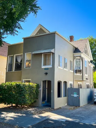 Newly Remodel Duplex Free Parking 3-Bed-1 Bath. Отели рядом с достопримечательностью «Riverside Hall School of Engineering and Computer Science»