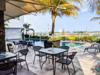 The Square Surabaya - Apartemen Service - King Bed Suite for 2 - Netflix & WiFi - Near Kampus Petra