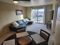 Condo with lake views, walking distance to the London Bridge, shops& restaurants