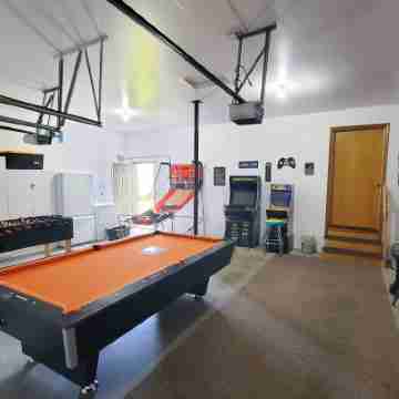 Spacious Lakehouse Getaway. Private Dock with large fenced Backyard and Gameroom Fitness & Recreational Facilities