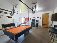 Spacious Lakehouse Getaway. Private Dock with large fenced Backyard and Gameroom Các khách sạn gần Yonezawa Park