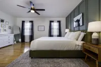 New Modern Cabin in Luray: Firepit, Allows Dogs, New Hot Tub, 5 Acres, Game Room Hotels near Cooter's Place - Luray