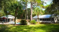 Indulge in the ultimate experience at Quite a Catch in coastal Darien, GA.