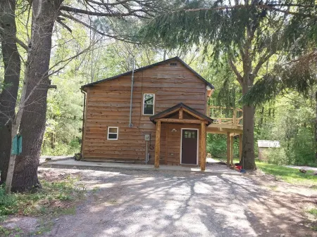 Cabin in the woods. Minutes to Watkins Glen State Park, Racetrack & Wine Trail! Отели рядом с достопримечательностью «Парк штата Уоткинс Глен»