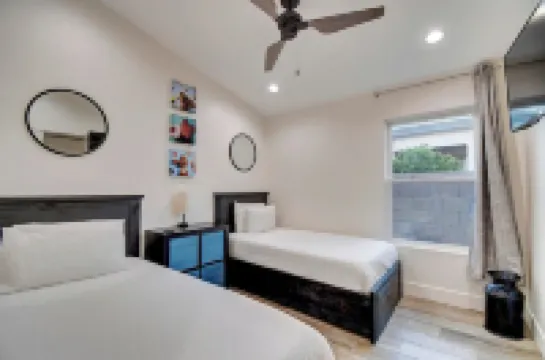 Gilbert Ranch Retreat & Non Heated Pool. Walk to Shops and Restaurants.