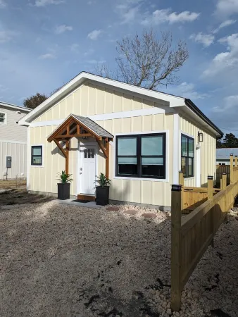 Coastal Cottage, walk to downtown Beaufort, close to beaches, pet friendly.