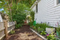 Quaint Cape Cod Cottage - 5mins to the beach, Galleries and Provincetown fun!