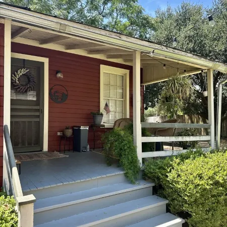 Wensel Cottage in downtown Natchez Walking distance to most shops & restaurants.