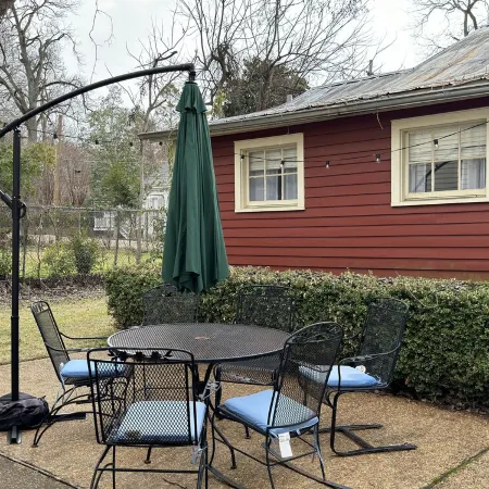 Wensel Cottage in downtown Natchez Walking distance to most shops & restaurants.